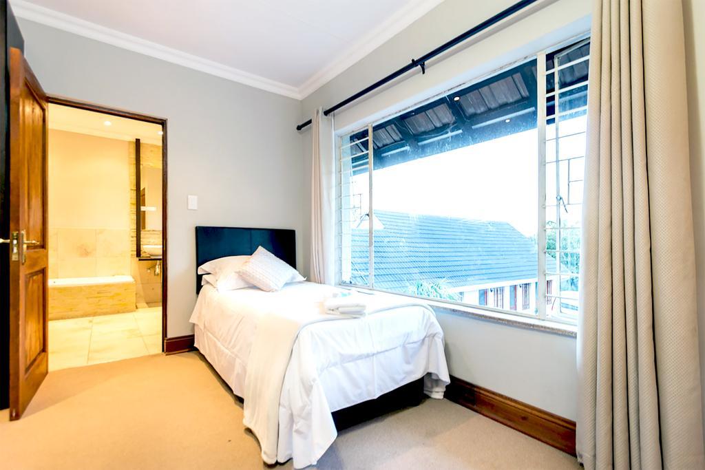 Or Tambo Guest House Kempton Park Exterior photo