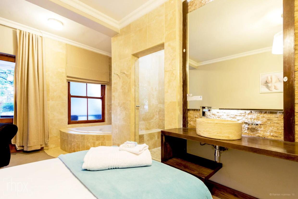 Or Tambo Guest House Kempton Park Exterior photo